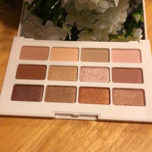 LAURA GELLER’S CINNAMON & SPICE POWDER EYE SHADOW PALLET.
